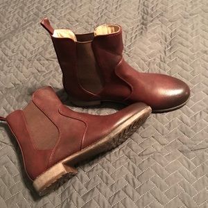 Jolimall Chelsea style pull on boot. Size 8. NEW